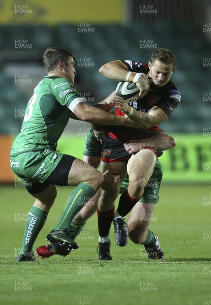 150917 - Dragons v Connacht, Guinness Pro14 - Hallam Amos of Dragons takes on Tom McCartney of Connacht and Tom Farrell of Connacht