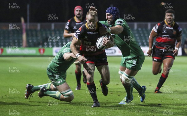 150917 - Dragons v Connacht, Guinness Pro14 - Sarel Pretorius of Dragons charges towards the line
