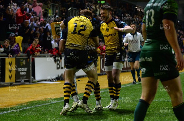 270424 - Dragons v Connacht - United Rugby Championship - Rio Dyer of Dragons celebrates with team mates after scoring a try