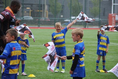 200816 - Dragons v Ealing Trailfinders - Ystrad MynachYoungsters from Penallta RFC welcome the teams onto the pitch