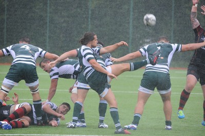 200816 - Dragons v Ealing Trailfinders - Ystrad MynachEaling Trailfinders scrum half Alex Walker clears