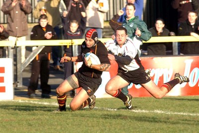 080105 - Newport Gwent Dragons v Edinburgh - Celtic League - Dragons Jason Forster scores try