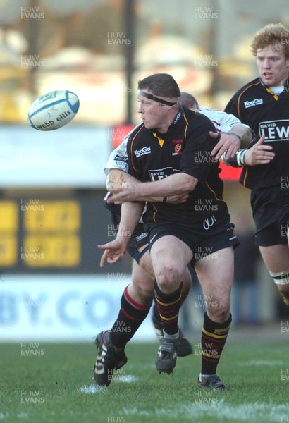 080105 - Newport Gwent Dragons v Edinburgh - Celtic League - Dragon's Steve Jones is tackled by Craig Smith