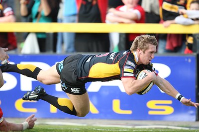 18.04.10 ... Newport Gwent Dragons v Edinburgh - Magners League -  Dragons' Wayne Evans dives in to score try 