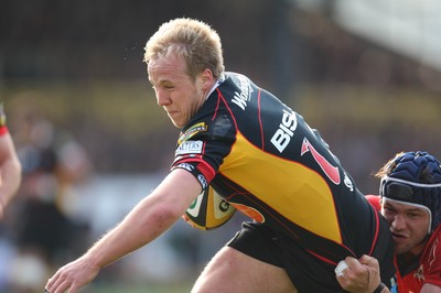 18.04.10 ... Newport Gwent Dragons v Edinburgh - Magners League -  Dragons' Ashley Smith dives in to score try 