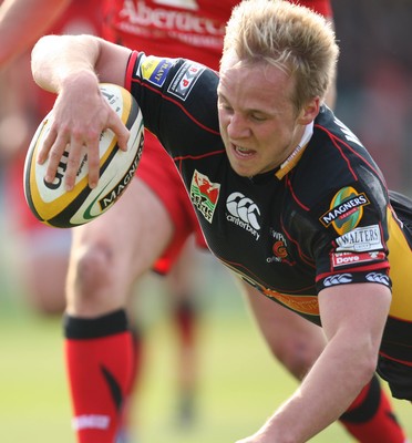 18.04.10 ... Newport Gwent Dragons v Edinburgh - Magners League -  Dragons' Ashley Smith dives in to score try 