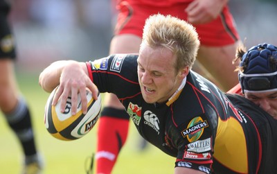 18.04.10 ... Newport Gwent Dragons v Edinburgh - Magners League -  Dragons' Ashley Smith dives in to score try 