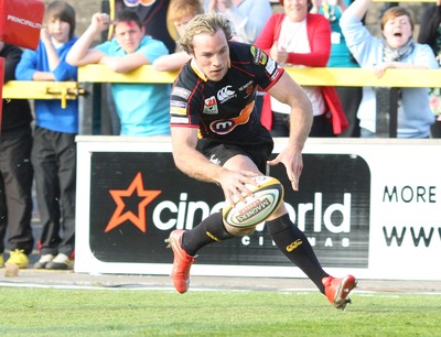 18.04.10 ... Newport Gwent Dragons v Edinburgh - Magners League -  Dragons' Will Harries races in to score try 