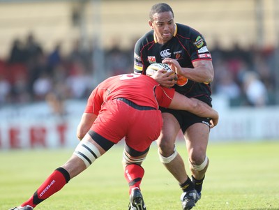 18.04.10 ... Newport Gwent Dragons v Edinburgh - Magners League -  Dragons' Toby Faletau is tackled by Edinburgh's David Callam 