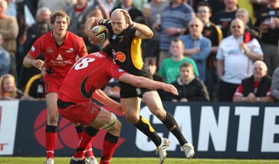 18.04.10 ... Newport Gwent Dragons v Edinburgh - Magners League -  Dragons' Richard Fussell collects the ball ahead of Edinburgh's Fraser McKenzie to score try 