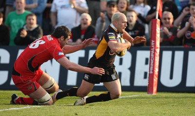 18.04.10 ... Newport Gwent Dragons v Edinburgh - Magners League -  Dragons' Richard Fussell powers over to score try 