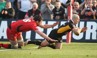 18.04.10 ... Newport Gwent Dragons v Edinburgh - Magners League -  Dragons' Richard Fussell powers over to score try 