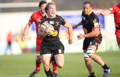 18.04.10 ... Newport Gwent Dragons v Edinburgh - Magners League -  Dragons' Will Harries races in to score his third try 