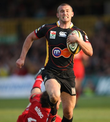 18.04.10 ... Newport Gwent Dragons v Edinburgh - Magners League -  Dragons' Martyn Thomas races in to score try 