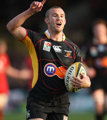 18.04.10 ... Newport Gwent Dragons v Edinburgh - Magners League -  Dragons' Martyn Thomas races in to score try 