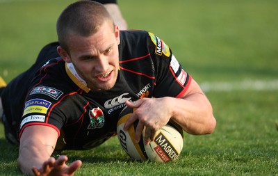 18.04.10 ... Newport Gwent Dragons v Edinburgh - Magners League -  Dragons' Martyn Thomas races in to score try 