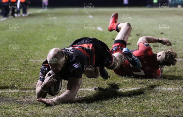 230218 - Dragons v Edinburgh Rugby, Guinness PRO14 - Rynard Landman of Dragons dives in to score his second try