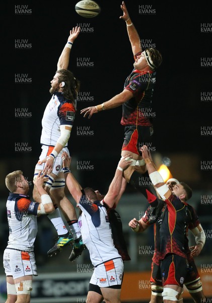 251118 - Dragons v Edinburgh Rugby, Guinness PRO14 - Lewis Evans of Dragons beats Ben Toolis of Edinburgh Rugby to claim the line out ball