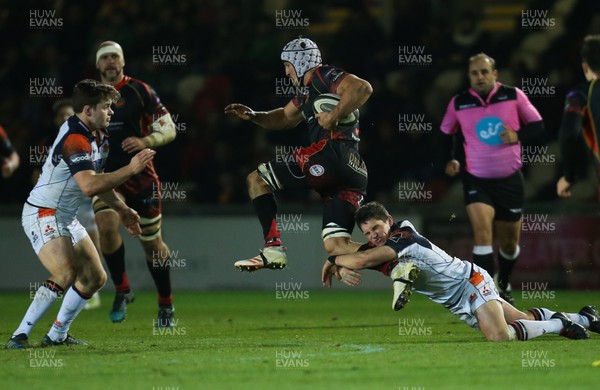 251118 - Dragons v Edinburgh Rugby, Guinness PRO14 - Ollie Griffiths of Dragons gets out of the tackle from Simon Hickey of Edinburgh Rugby