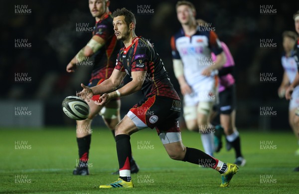 251118 - Dragons v Edinburgh Rugby, Guinness PRO14 - Jason Tovey of Dragons feeds the ball out