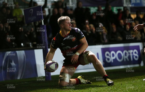 081217 - Dragons v Enisei-STM - European Rugby Challenge Cup - Aaron Wainwright of Dragons celebrates scoring a try