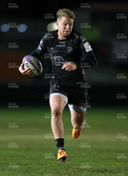 170120 - Dragons v Enisei-STM - European Rugby Challenge Cup - Tyler Morgan of Dragons runs in to score the bonus point try