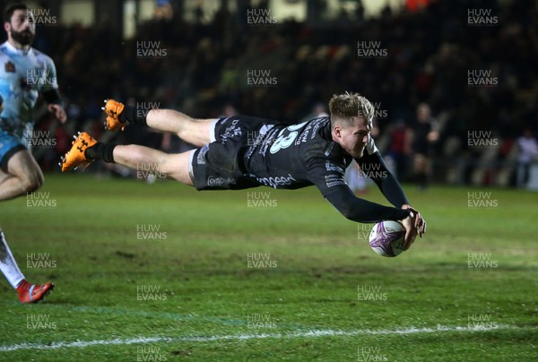 170120 - Dragons v Enisei-STM - European Rugby Challenge Cup - Tyler Morgan of Dragons runs in to score the bonus point try