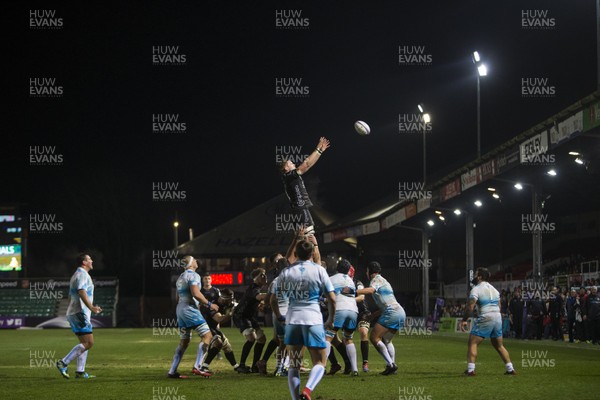 170120 - Dragons v Enisei-STM - European Rugby Challenge Cup - Matthew Screech of Dragons wins the line out