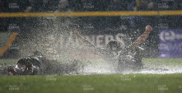 020307Newport Gwent Dragon v Glasgow, Magners League - Dragons players celebrate by diving into the standing water on the pitch 