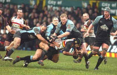 220105 - Newport Gwent Dragons v Glasgow - Celtic League - Dragons Sione Tuipulotu dives through the g Glasgow defences