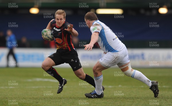 23.01.11 - Newport-Gwent Dragons v Glasgow - Heineken Cup - Ashley Smith of Newport-Gwent Dragons takes on Moray Low of Glasgow Warriors. 