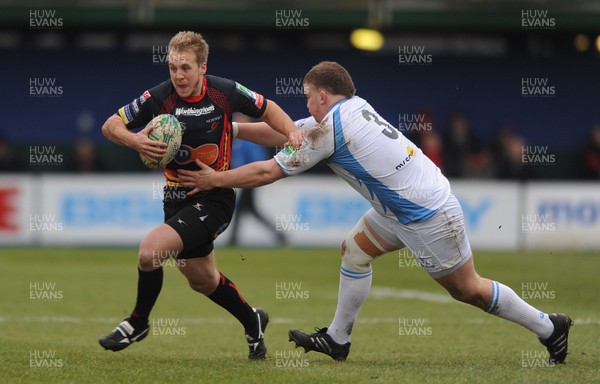 23.01.11 - Newport-Gwent Dragons v Glasgow - Heineken Cup - Ashley Smith of Newport-Gwent Dragons takes on Moray Low of Glasgow Warriors. 