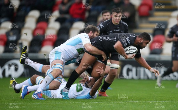 261019 - Dragons v Glasgow Warriors - Guinness PRO14 - Leon Brown of Dragons is tackled by Callum Gibbins of Glasgow