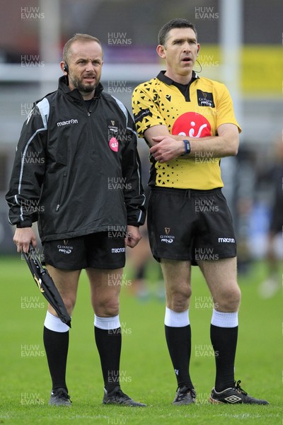 261019 - Dragons v Glasgow, Guinness Pro 14 - Referee George Clancy (right) watches a replay on the big screen