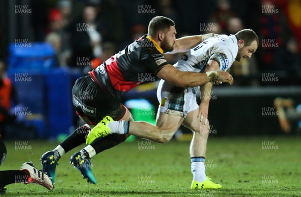 090218 - Dragons v Glasgow Warriors, Guinness PRO14 - Nick Grigg of Glasgow Warriors gets away from Harri Keddie of Dragons