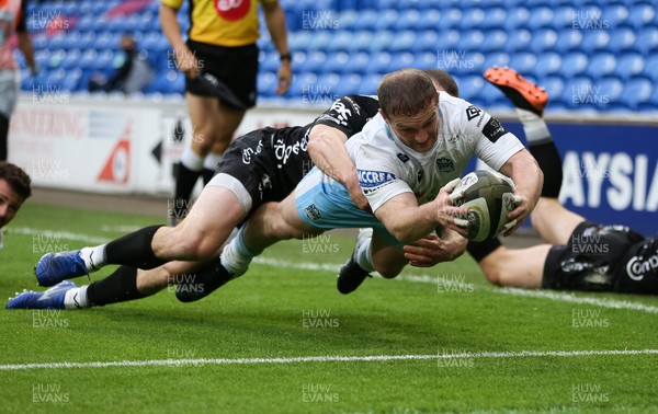 290521 - Dragons v Glasgow Warriors, Guinness PRO14 Rainbow Cup - Nick Grigg of Glasgow Warriors dives over the line, but the try is dis-allowed