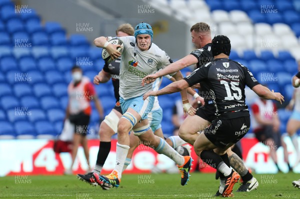 290521 - Dragons v Glasgow Warriors, Guinness PRO14 Rainbow Cup - Scott Cummings of Glasgow Warriors looks to offload as Jack Dixon of Dragons closes in