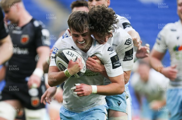 290521 - Dragons v Glasgow Warriors, Guinness PRO14 Rainbow Cup - Ross Thompson of Glasgow Warriors is congratulated by Rory Darge of Glasgow Warriors after scoring try