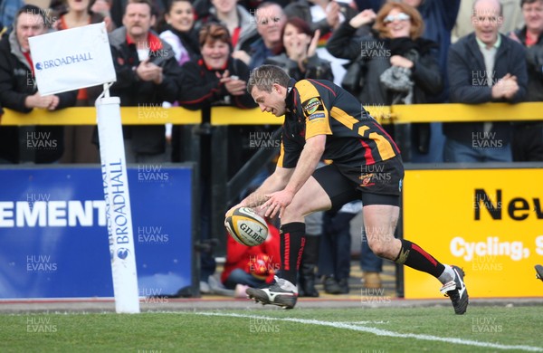 30.03.08 .. Newport Gwent Dragons v Glasgow Warriors, Magners League -  Dragons' Gareth Wyatt races in to score try 