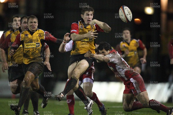 30.11.07 - Newport Gwent Dragons v Gloucester Rugby, EDF Energy Cup - Dragons' Richard Mustoe looses the ball as Gloucester's Willie Walker tackles 