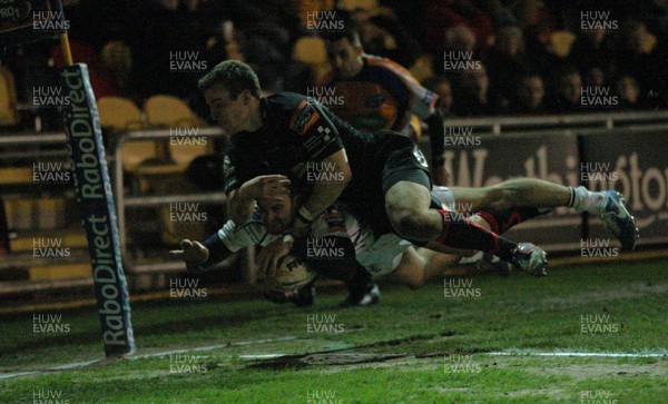 010313 - Newport Gwent Dragons v Leinster, RaboDirect PRO12 - Leinster's Dave Kearney dives in to score try as Dragons' Jonathan Evans challenges 