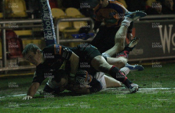 010313 - Newport Gwent Dragons v Leinster, RaboDirect PRO12 - Leinster's Dave Kearney dives in to score try as Dragons' Jonathan Evans challenges 