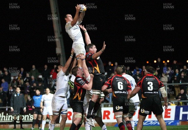 011113 - Newport Gwent Dragons v Leinster, RaboDirect PRO12 - Leinster's Rhys Ruddock takes line out ball