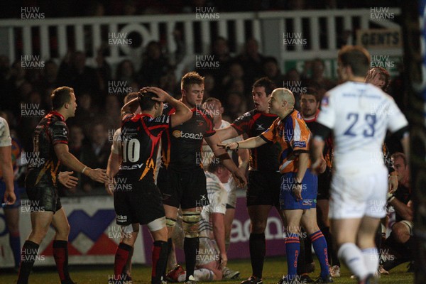 011113 - Newport Gwent Dragons v Leinster, RaboDirect PRO12 - Referee John Lacey calls the teams back after dis-allowing the Dragons last minute try