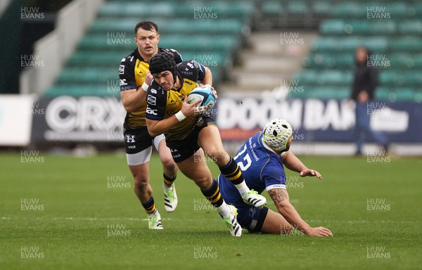 121123 - Dragons v Leinster - United Rugby Championship - Will Reed of Dragons is challenged by Charlie Ngatai of Leinster 