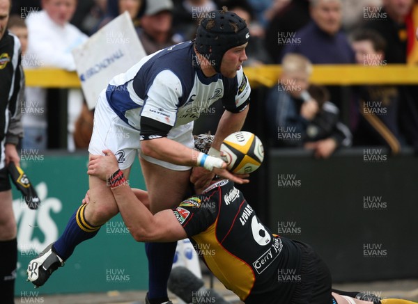 16.05.09 - Newport Gwent Dragons v Leinster, Magners League -  Leinster's Sean O'Brien makes the ball available as Dragons' Dan Lydiate tackles 