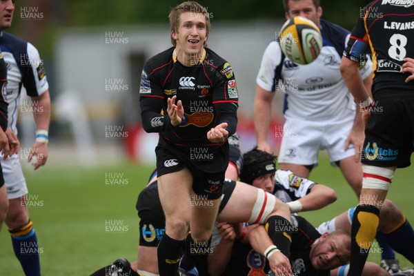 16.05.09 - Newport Gwent Dragons v Leinster, Magners League -  Dragons' Wayne Evans feeds the ball out 