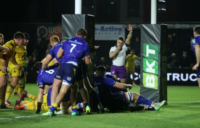 281125 - Dragons RFC v Leinster - United Rugby Championship - Matthew Screech of Dragons scores a try