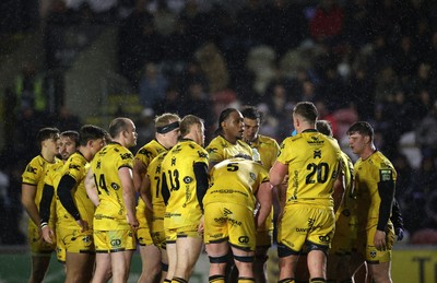 281125 - Dragons RFC v Leinster - United Rugby Championship - Dragons huddle during the game