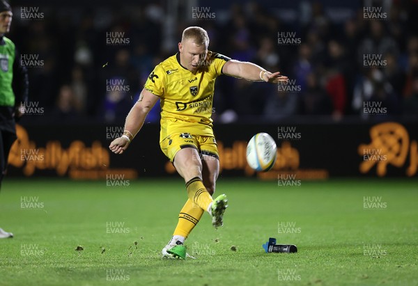 281125 - Dragons RFC v Leinster - United Rugby Championship - Tinus de Beer of Dragons kicks the conversion